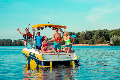 Partyboot auf dem Fluss