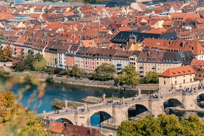 Stadt am Fluss mit Brücke