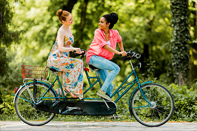 Zwei Frauen auf Tandemrahrrad